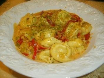 Käsetortellini in Paprikasauce - Rezept