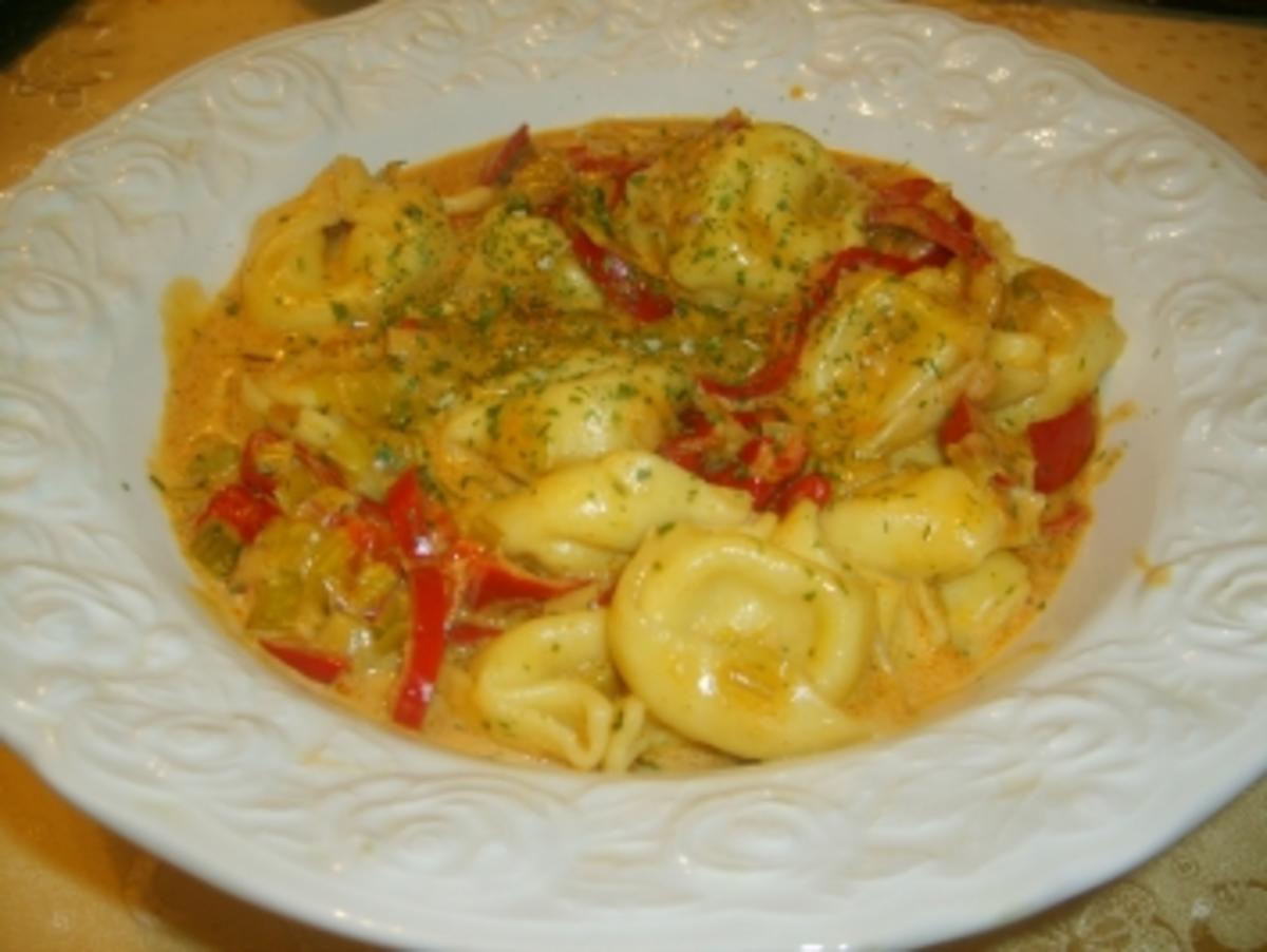 Käsetortellini in Paprikasauce - Rezept - kochbar.de