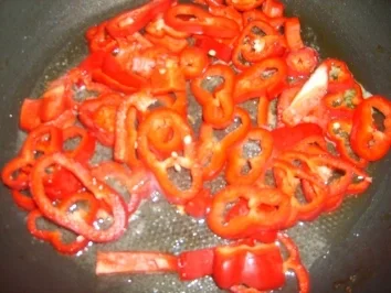 Käsetortellini in Paprikasauce - Rezept