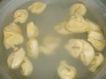 Käsetortellini in Paprikasauce - Rezept