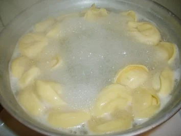 Käsetortellini in Paprikasauce - Rezept