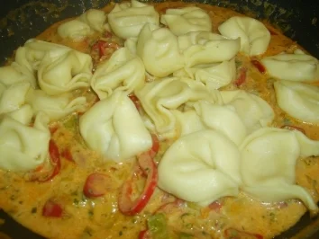 Käsetortellini in Paprikasauce - Rezept