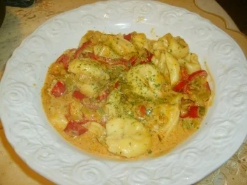 Käsetortellini in Paprikasauce - Rezept