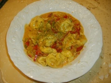 Käsetortellini in Paprikasauce - Rezept
