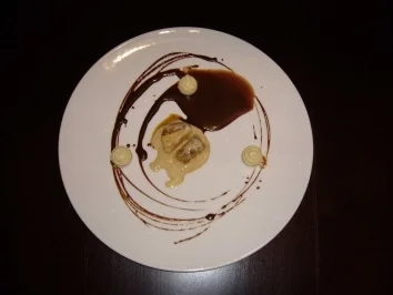 Rezept: Weißes Espressoparfait mit Orangen-Schoko-Soße und Orangentrüffeln Weißes Espressoparfait mit Orangen-Schoko-Soße und Orangentrüffeln - Rezept