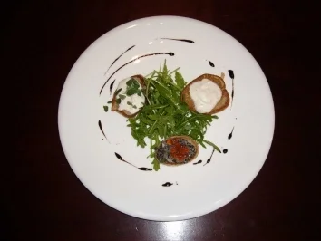 Blini an Taramosalata dazu Lachskaviar und Knoblauchbirnen - Rezept