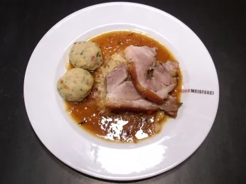 Krustenbraten mit Semmelknödel und Bayrisch Kraut - Rezept