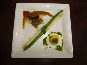 Lammrücken in Kartoffelkruste an Möhrenflan und Spargel - Rezept