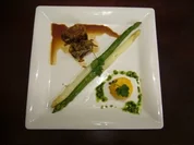 Lammrücken in Kartoffelkruste an Möhrenflan und Spargel - Rezept