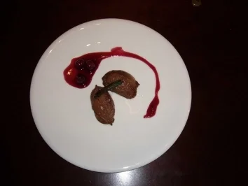 Rezept: Creme de chocolat an Sauerkirsch-Chili-Soße mit Dutch-Chilis Creme de chocolat an Sauerkirsch-Chili-Soße mit Dutch-Chilis - Rezept