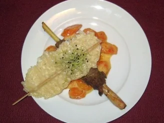 Rezept: Limonengrasspieße mit Rinderfilet und Kokos-Möhren-Potpourri Limonengrasspieße mit Rinderfilet und Kokos-Möhren-Potpourri - Rezept