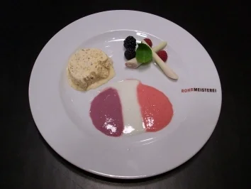 Pumpernickelparfait an drei Fruchtsoßen - Rezept