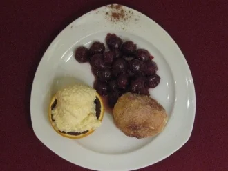 Rezept: Mascarpone-Mousse mit Amarettokirschen und Nougat-Topfenknödel Mascarpone-Mousse mit Amarettokirschen und Nougat-Topfenknödel - Rezept