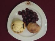 Mascarpone-Mousse mit Amarettokirschen und Nougat-Topfenknödel - Rezept