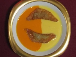 Rezept: Suppe von zweierlei Paprika mit Elch-Wan-Tan Suppe von zweierlei Paprika mit Elch-Wan-Tan - Rezept