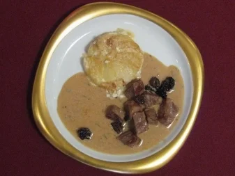 Rezept: Kalbsragout mit Morcheln an Apfel-Sellerie-Gratin Kalbsragout mit Morcheln an Apfel-Sellerie-Gratin - Rezept