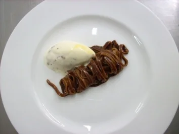 Schoko-Chili-Nudeln auf Keks-Karamell-Eis - Rezept