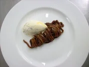 Schoko-Chili-Nudeln auf Keks-Karamell-Eis - Rezept