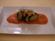 Gefüllte Walnuss-Zucchini an pikanter Tomatensoße - Rezept