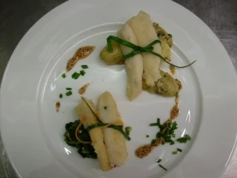 Rezept: Pangasiusfilet in Honig auf Salat von Bratkartoffeln u. Spinat mit Sesam Pangasiusfilet in Honig auf Salat von Bratkartoffeln u. Spinat mit Sesam - Rezept