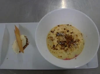 Topfen-gratinierte Beeren mit Rosmarinkrokant - Rezept