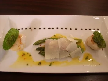 Rezept: Grüner Spargel mit Schinken Jakobsmuscheln an Zitronen- Thymiansoße Grüner Spargel mit Schinken Jakobsmuscheln an Zitronen- Thymiansoße - Rezept