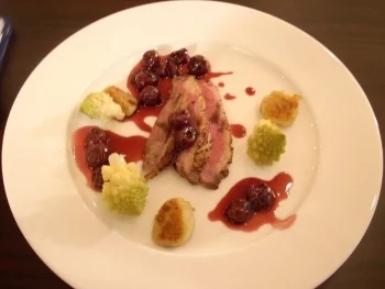 Rezept: Ente auf Sauerkirschsoße an Gnocchi und Minigemüse Ente auf Sauerkirschsoße an Gnocchi und Minigemüse - Rezept