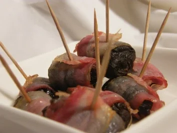 Rezept: Sherrypflaume im Speckmantel Sherrypflaume im Speckmantel - Rezept