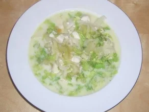 Käsesuppe mit Kräutern und Croutons - Rezept