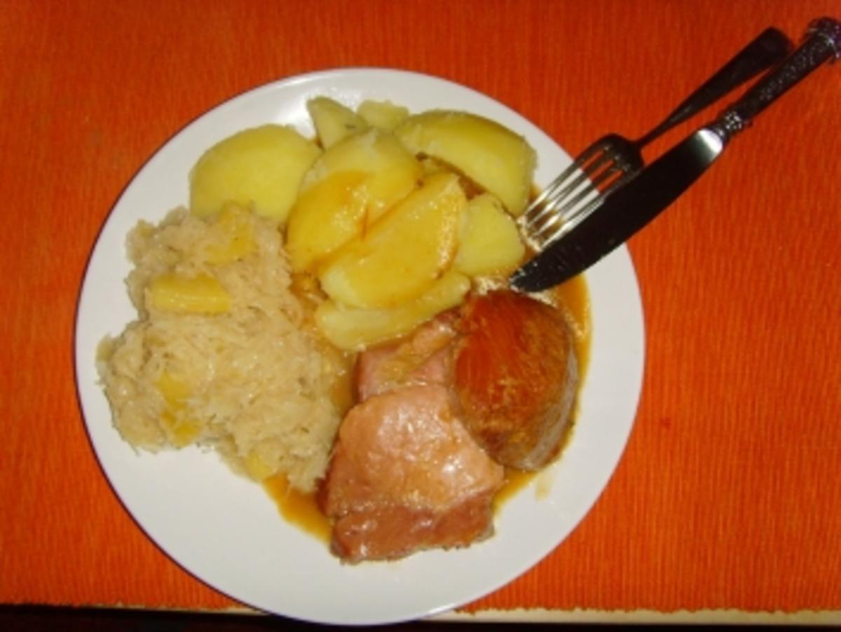 Kasslerkamm mit Ananas / Sauerkraut.... - Rezept