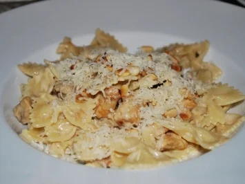 Rezept: Farfalle mit Hähnchen-Marsala-Sauce und Rucola Farfalle mit Hähnchen-Marsala-Sauce und Rucola - Rezept