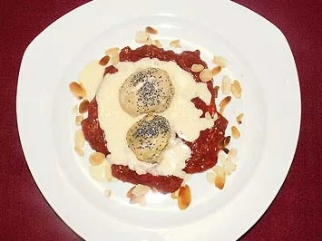 Mohnklößchen auf Pflaumenkompott mit Mascarpone-Creme - Rezept