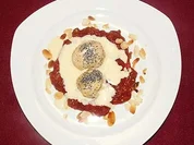 Rezept: Mohnklößchen auf Pflaumenkompott mit Mascarpone-Creme Mohnklößchen auf Pflaumenkompott mit Mascarpone-Creme - Rezept