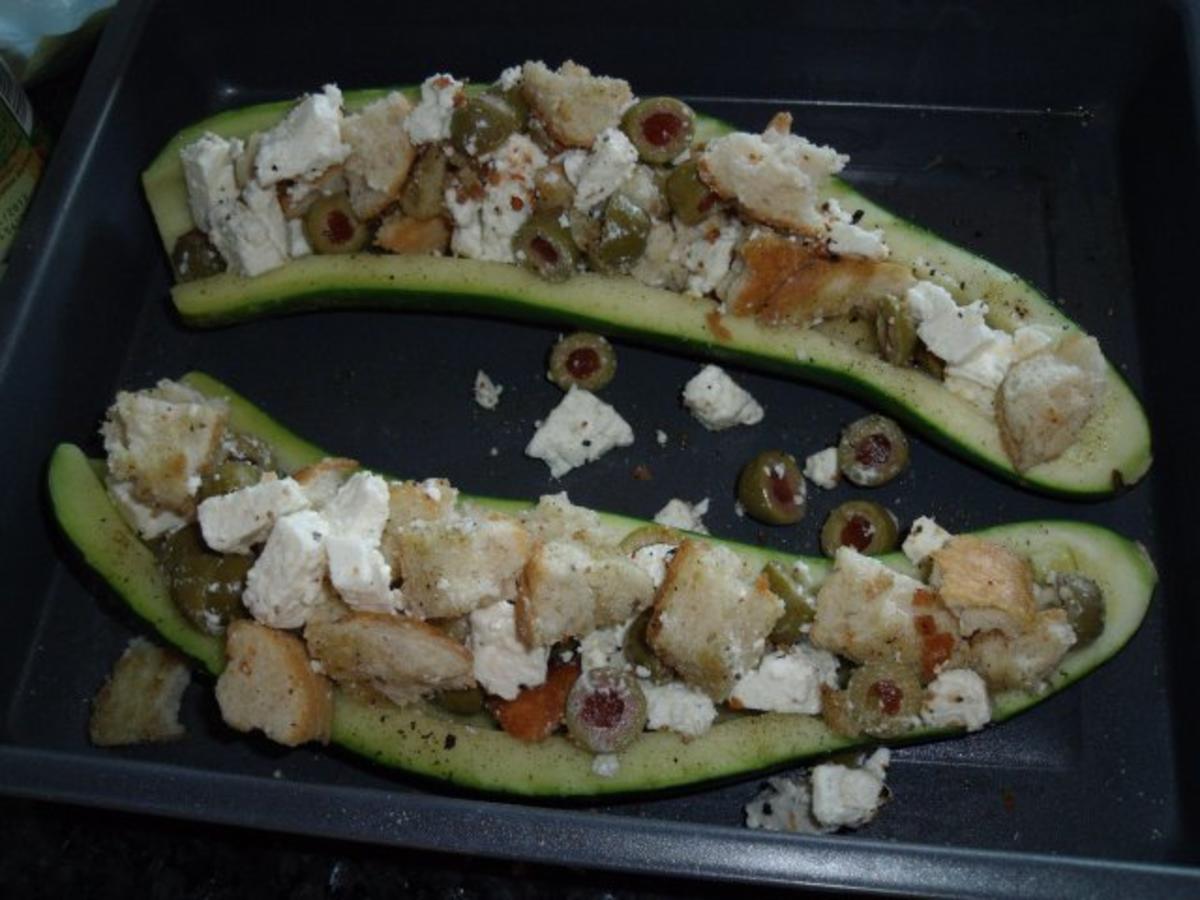 Bilder für Zucchini mit Käse-Brot Füllung - Rezept