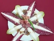 Gefüllte Prosciutto-Säckchen auf Salatbeet an Walnuss-Dressing - Rezept