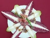 Gefüllte Prosciutto-Säckchen auf Salatbeet an Walnuss-Dressing - Rezept