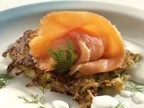 Räucherlachs auf Sesamreibekuchen - Rezept