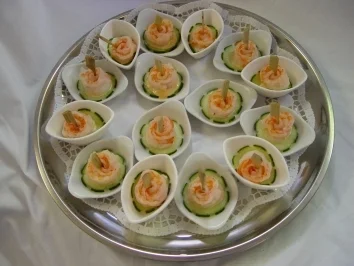 Kalte Platten :  Garnelen - Röschen auf Cocktailsoße und Gurkenscheibe - Rezept