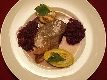 Hirschbraten an zweierlei Soßen mit gefüllten Kartoffeln und Rotkohl - Rezept