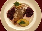 Hirschbraten an zweierlei Soßen mit gefüllten Kartoffeln und Rotkohl - Rezept