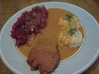 Rezept: Schmorbraten mit Rotkohl und Semmelknödel Schmorbraten mit Rotkohl und Semmelknödel - Rezept