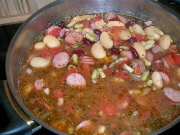 Dreierlei Bohnen-Topf mit Mettwurst - Rezept