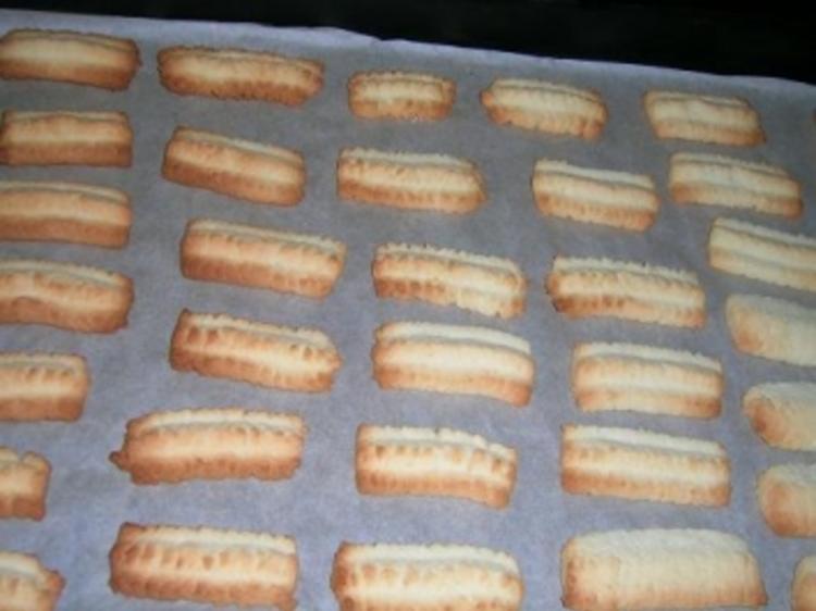 Spritzgebäck mit Mandeln und Frischkäse - Rezept Spritzgebäck mit Mandeln und Frischkäse - Rezept