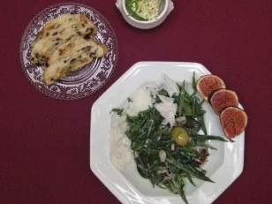 Estragonsalat mit Trauben, Ziegenkäse und Fougasse - Rezept