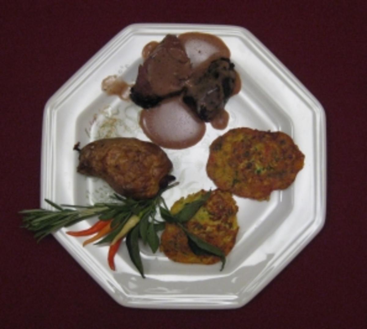 Provenzalische Lammkeule mit gebackenen Salbei-Speck-Kartoffeln und Zucchinifladen - Rezept