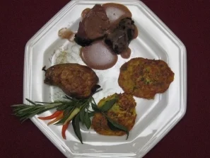 Provenzalische Lammkeule mit gebackenen Salbei-Speck-Kartoffeln und Zucchinifladen - Rezept