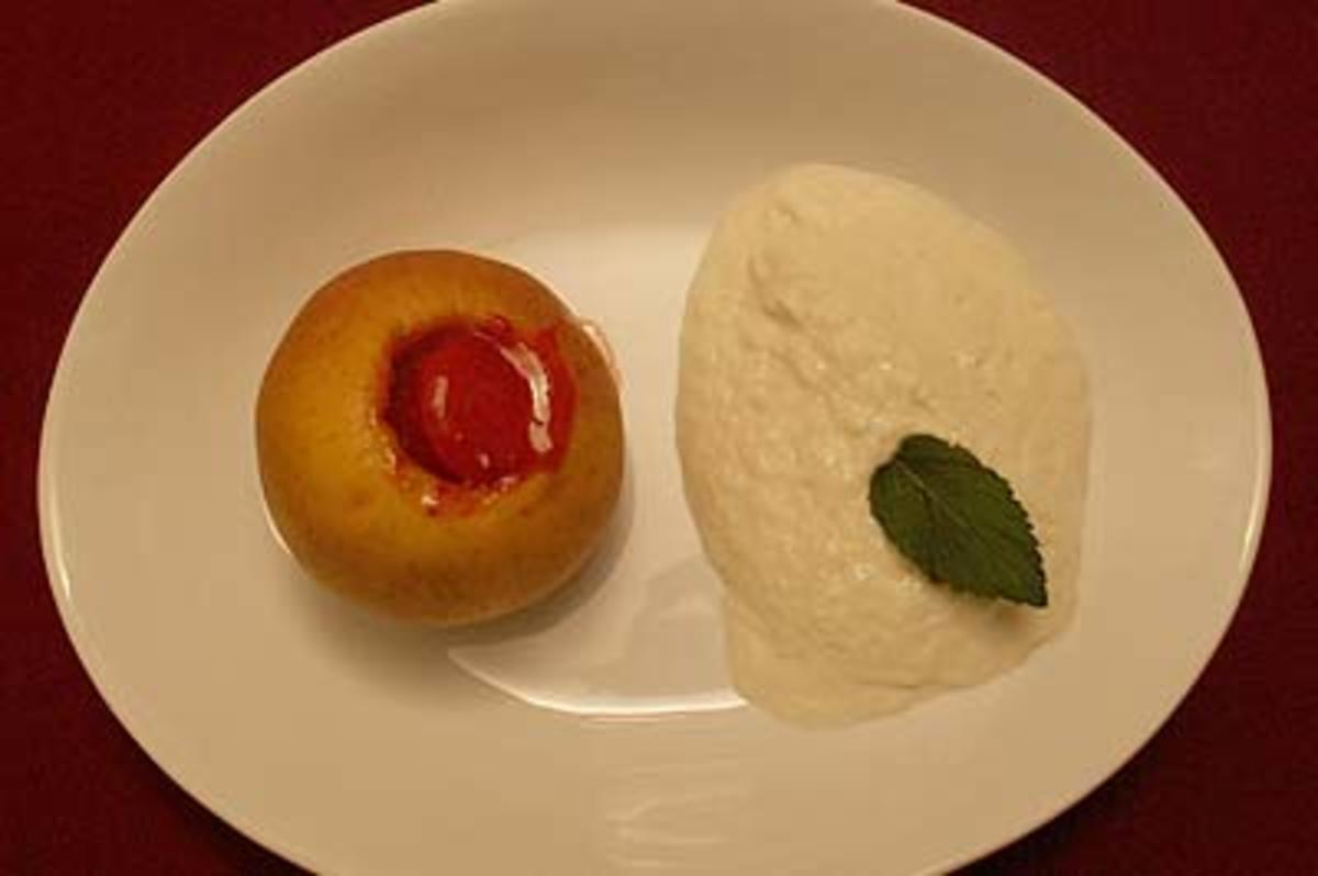 Gebackener Apfel gefüllt mit Erdbeer-Prosecco-Sorbet auf Ipanema-Creme ...