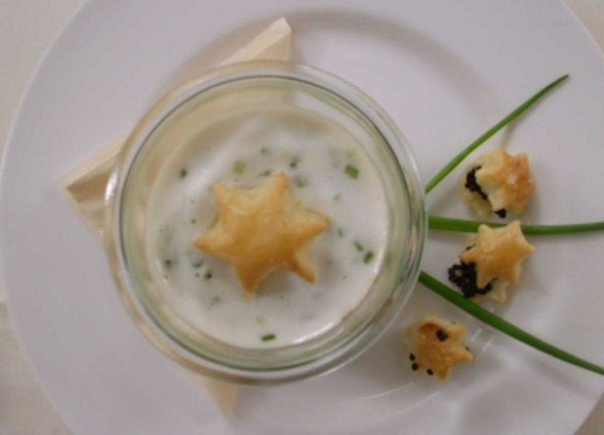 Kaviar auf Blätterteigsternen in Kartoffelsuppe - Rezept