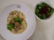 Rezept: Pfifferlingsragout mit Walnussknödeln an Feldsalat und Rote Bete Pfifferlingsragout mit Walnussknödeln an Feldsalat und Rote Bete - Rezept