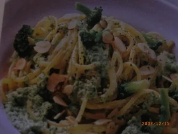 Nudeln und Brokkoliröschen in feiner Nuss-Soße - Rezept